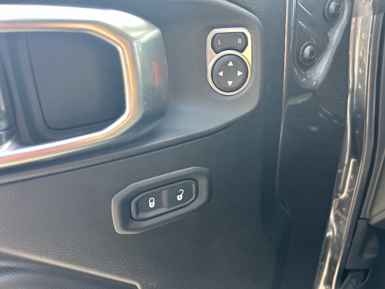 Used 2025 Jeep Gladiator Mojave w/ Convenience Group AWD/4WD image 13