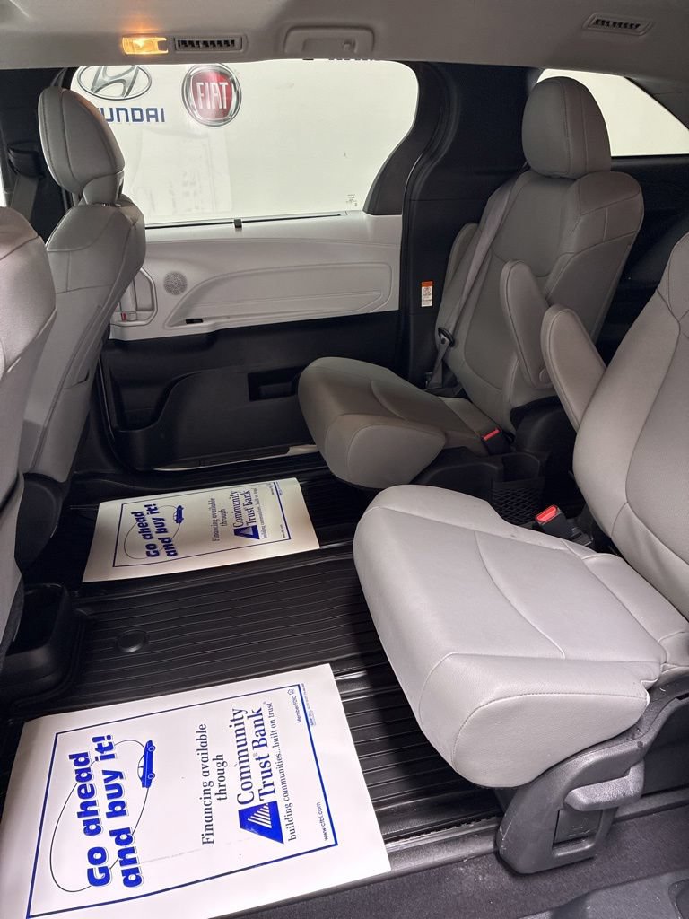 Used 2025 Toyota Sienna XLE AWD/4WD image 26