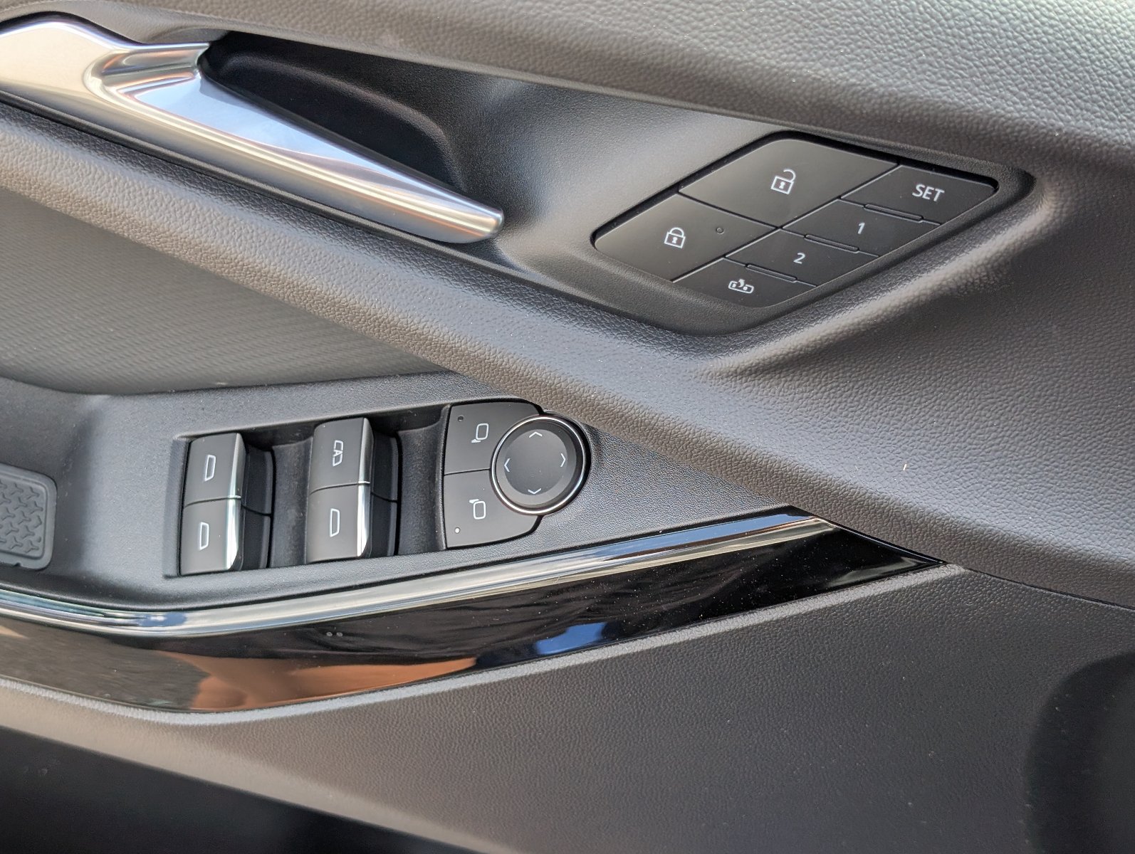 New 2027 Chevrolet Equinox RS w/ Safety and Technology Package FWD image 16