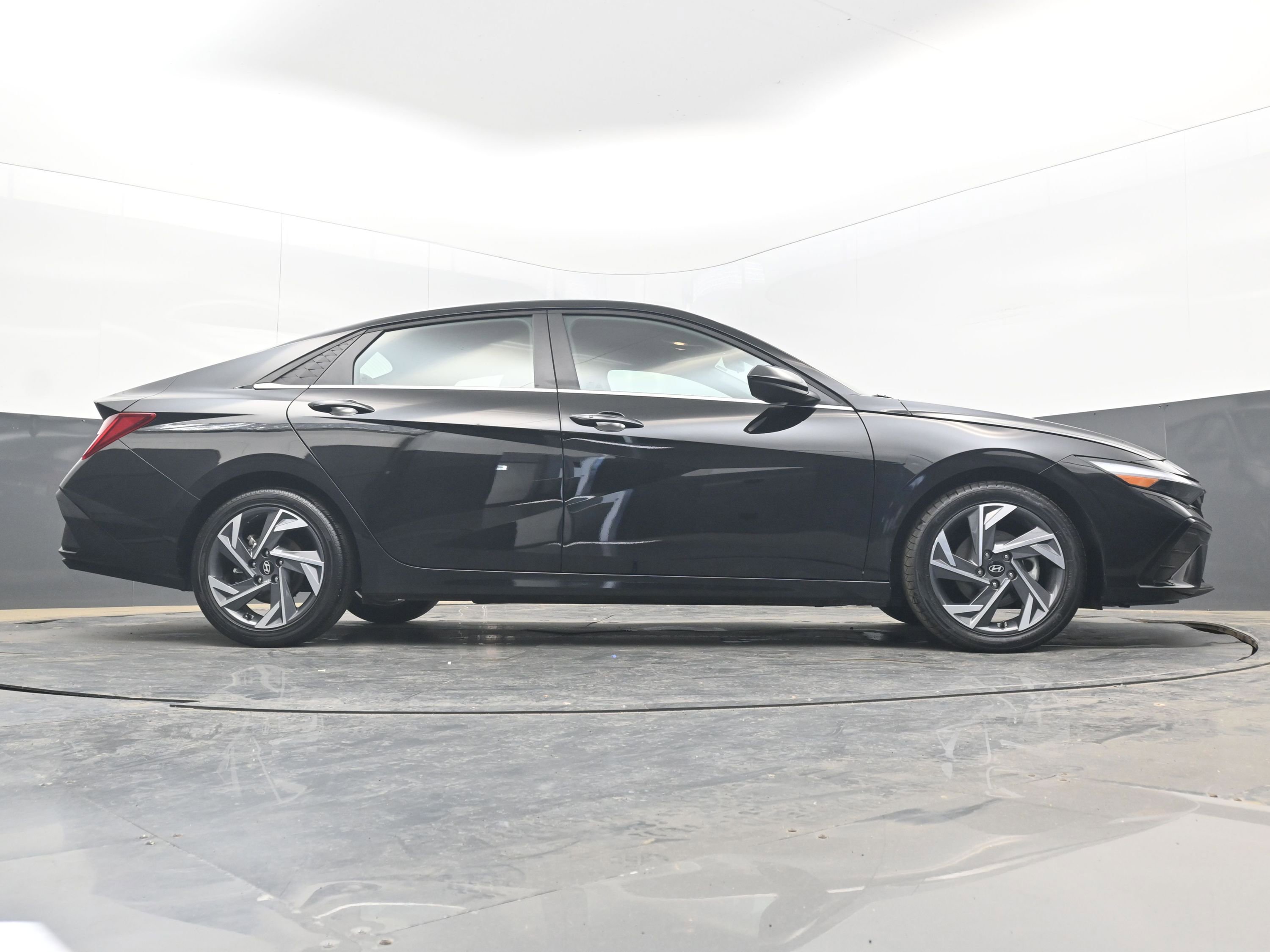 Used 2025 Hyundai Elantra SEL image 31