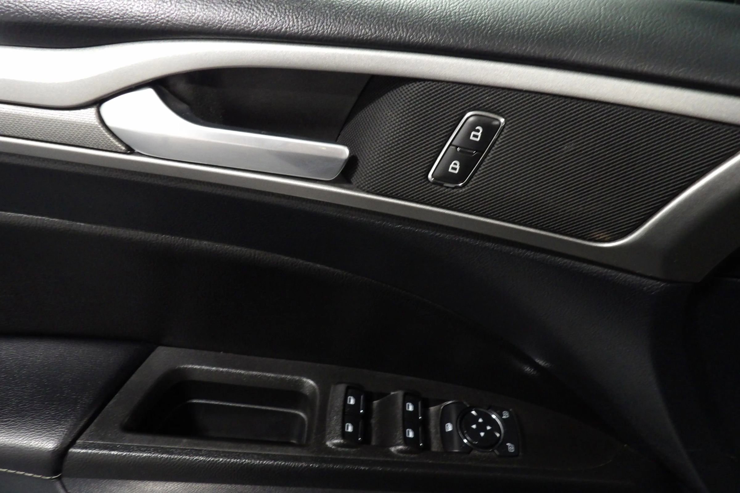 Used 2020 Ford Fusion SE image 5