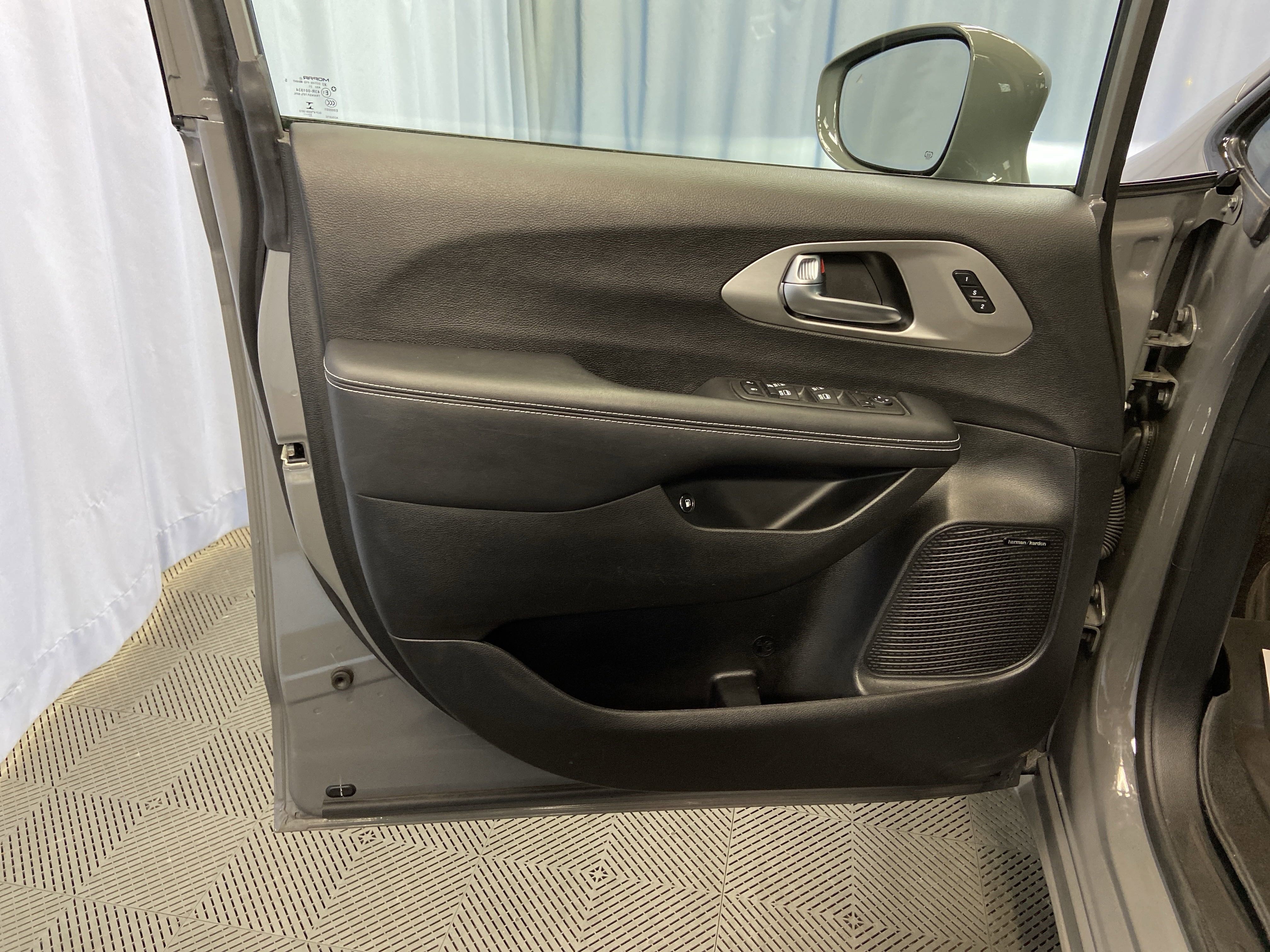 Used 2022 Chrysler Pacifica Limited w/ S Appearance Package image 11