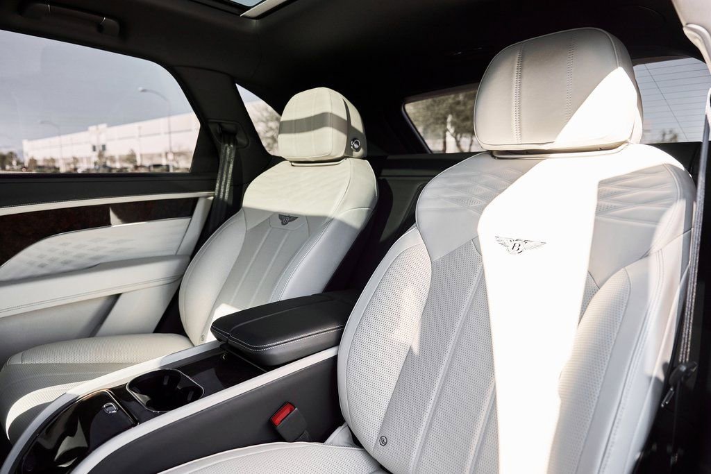 Used 2023 Bentley Bentayga Extended Wheelbase image 44
