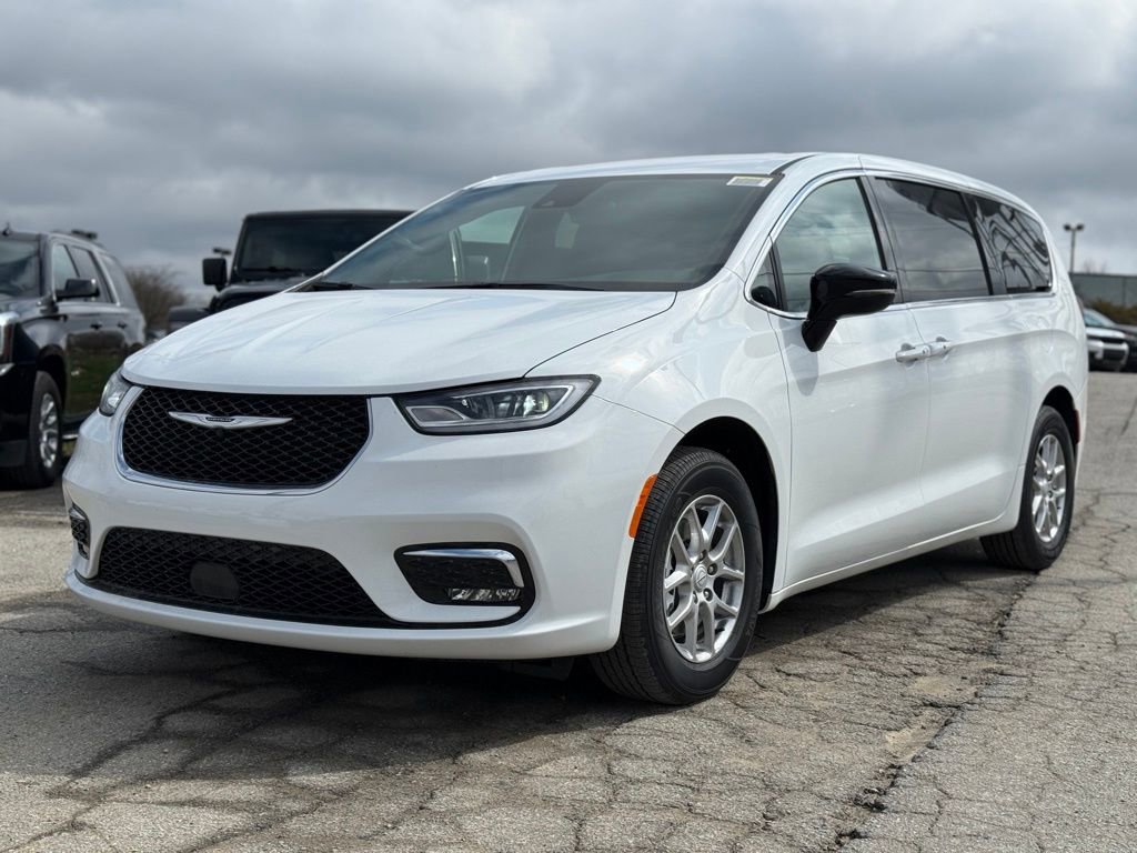 New 2026 Chrysler Pacifica Select image 2