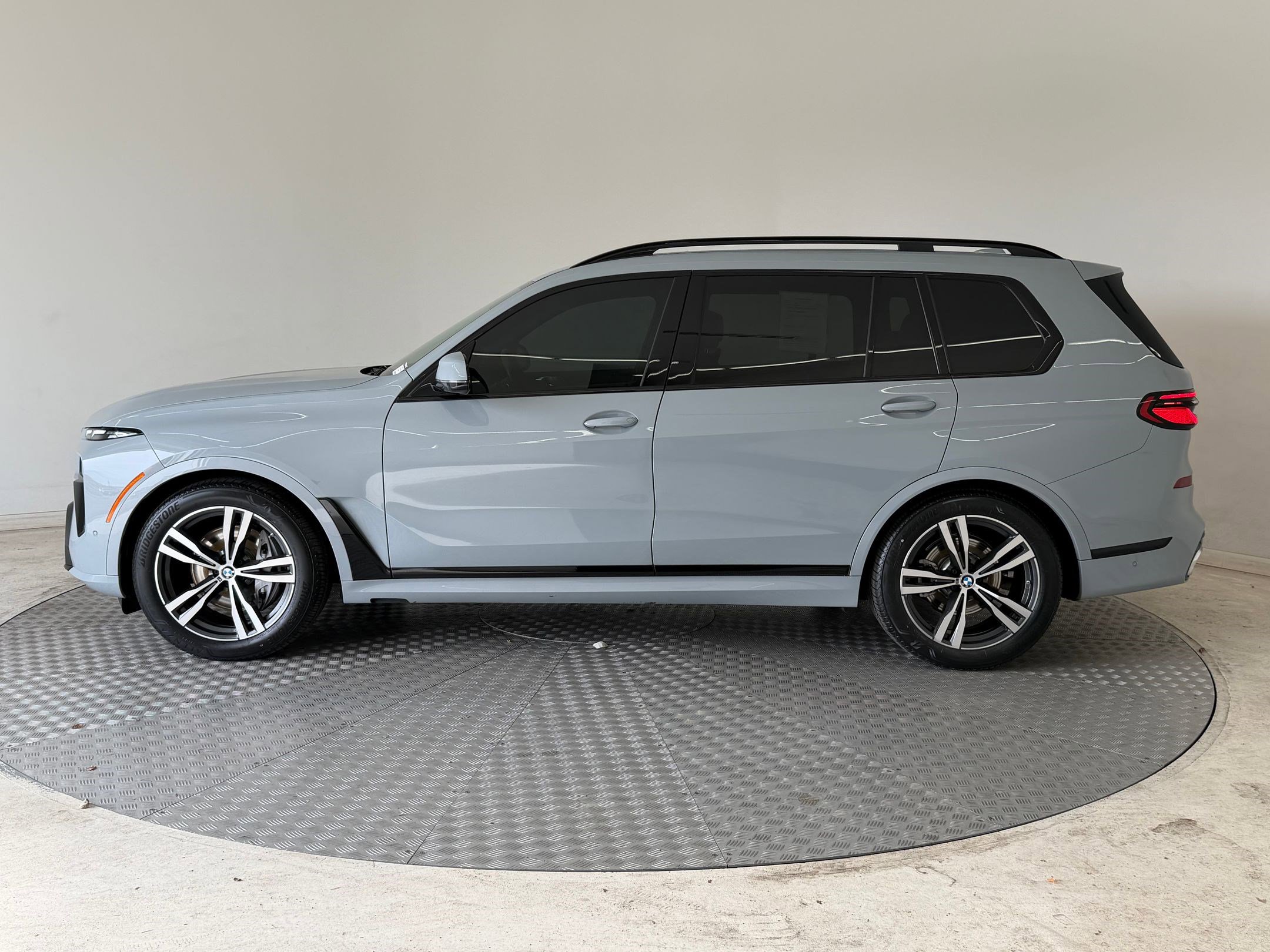 Certified 2023 BMW X7 xDrive40i w/ M Sport Package image 2