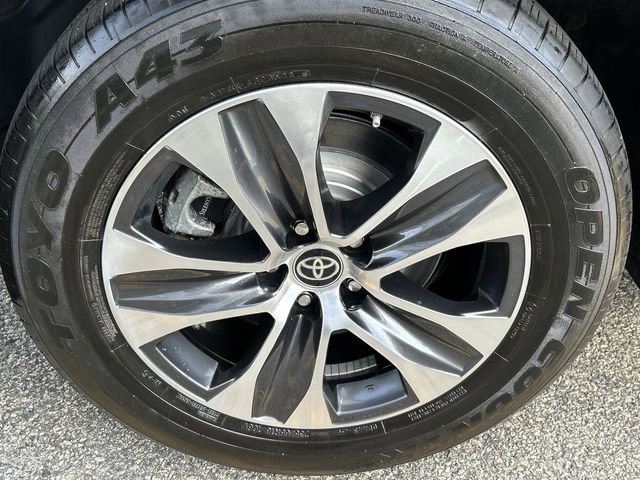 Used 2024 Toyota Highlander XLE image 12