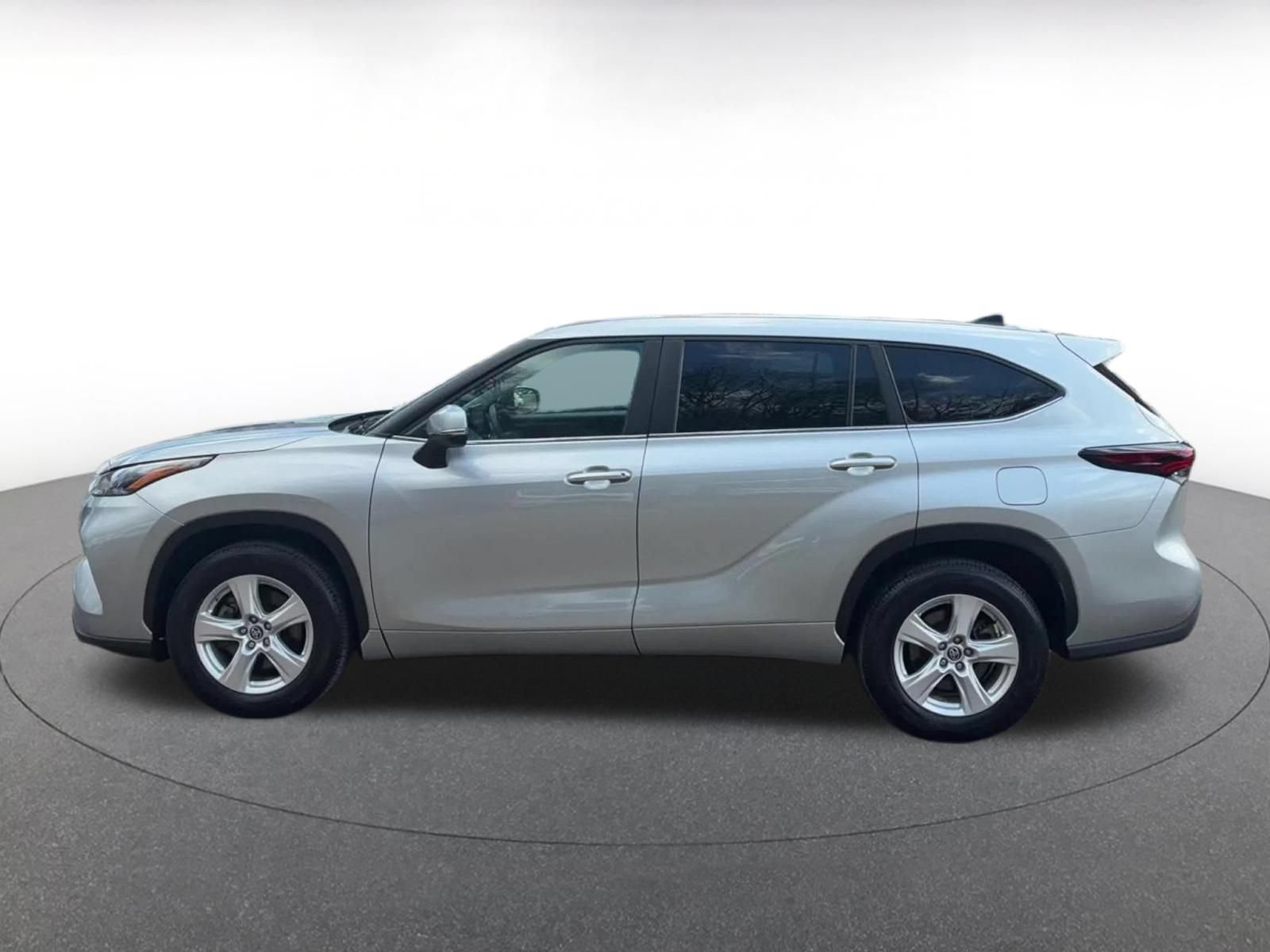 Used 2025 Toyota Highlander LE FWD image 6