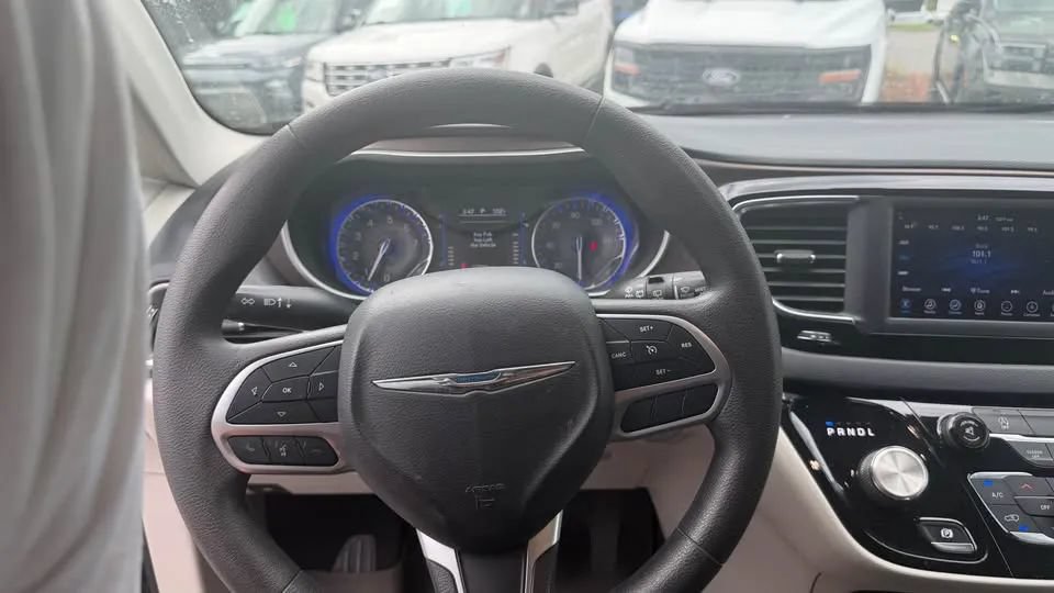 Used 2020 Chrysler Voyager Lxi FWD image 13