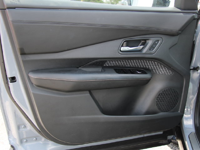 Used 2024 Nissan Ariya AWD image 11