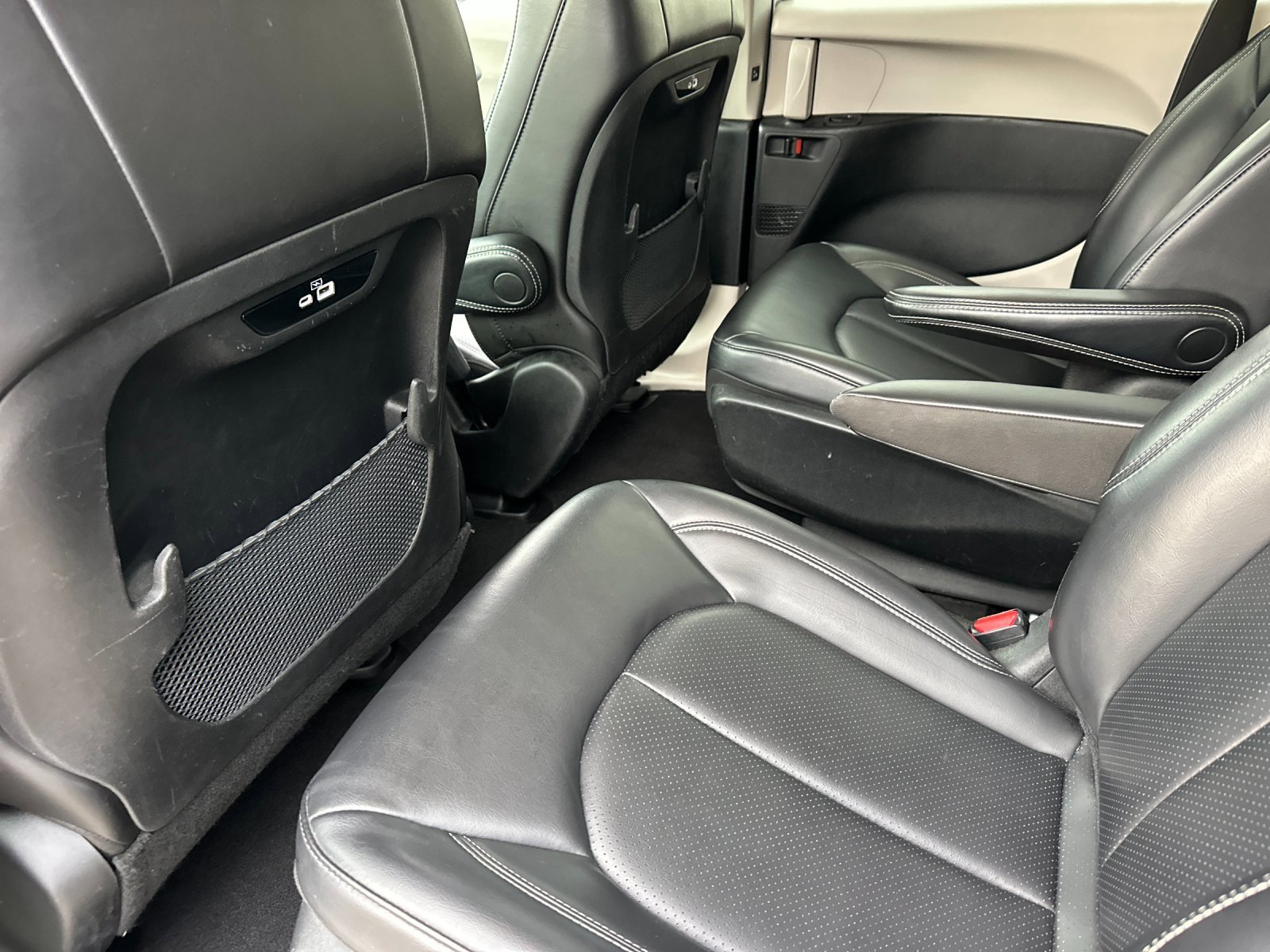 Used 2023 Chrysler Pacifica Touring-L image 11