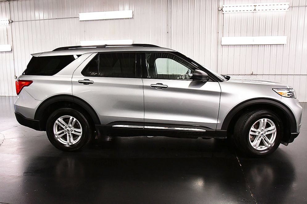 Used 2024 Ford Explorer XLT w/ Equipment Group 202A AWD/4WD image 8