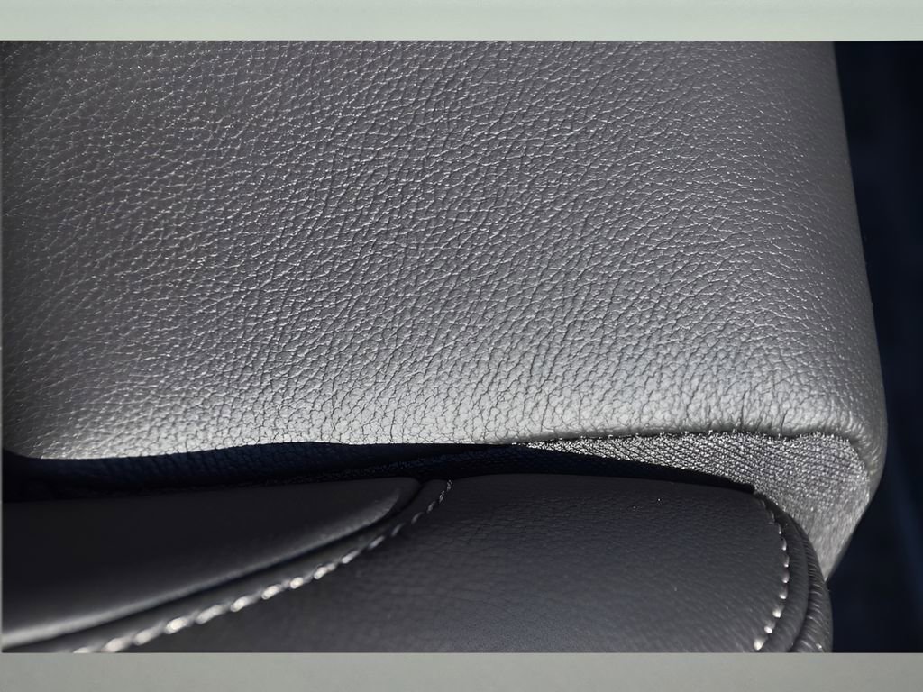 Certified 2026 Volvo XC40 B5 Plus w/ Protection Package Premier image 33