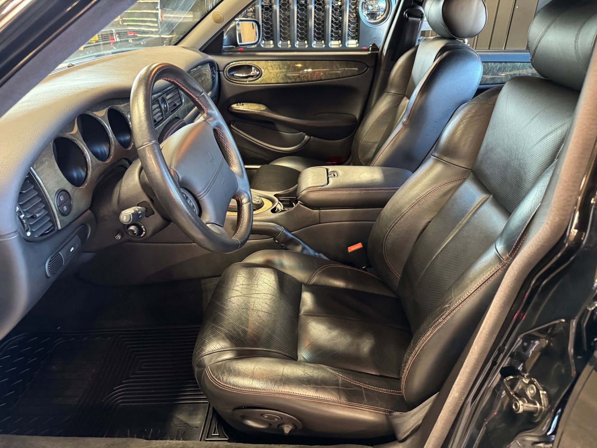 Used 2002 Jaguar XJ8 image 16