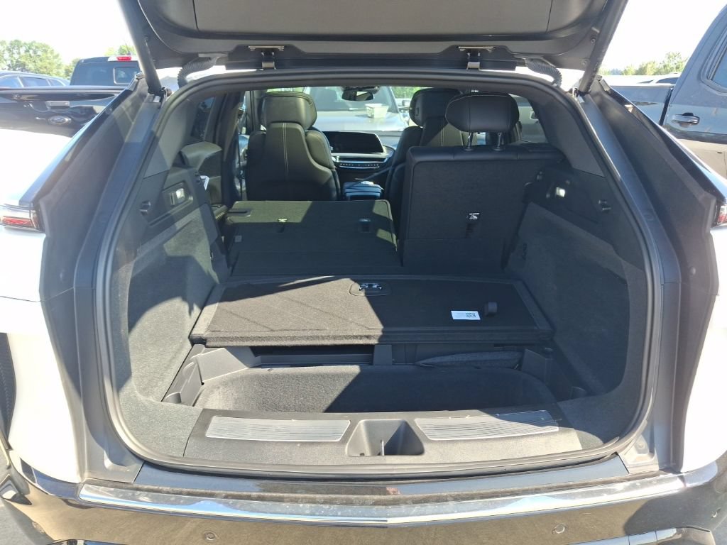 Used 2024 Cadillac Lyriq Luxury RWD image 8
