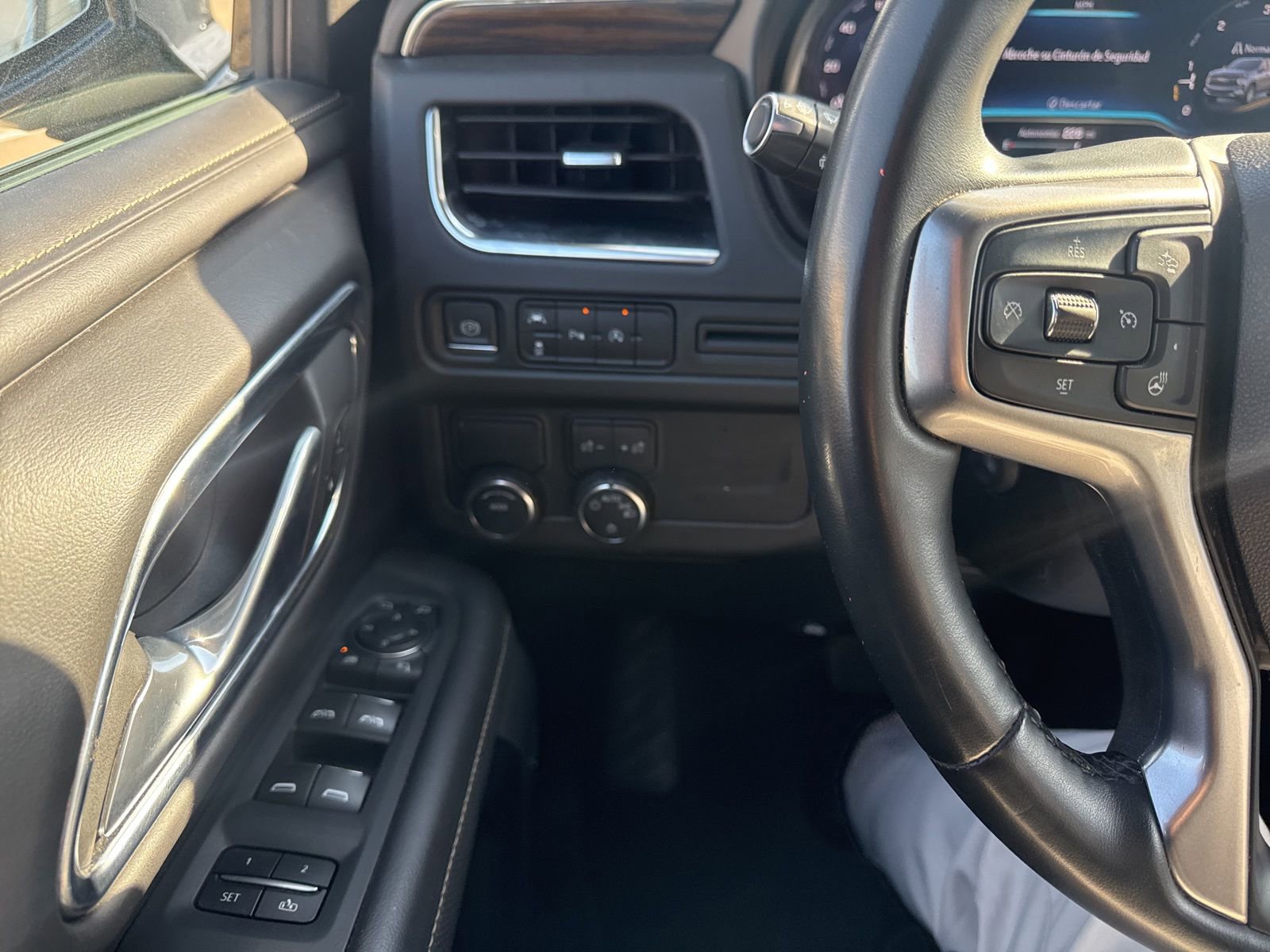 Used 2023 Chevrolet Suburban Premier image 12