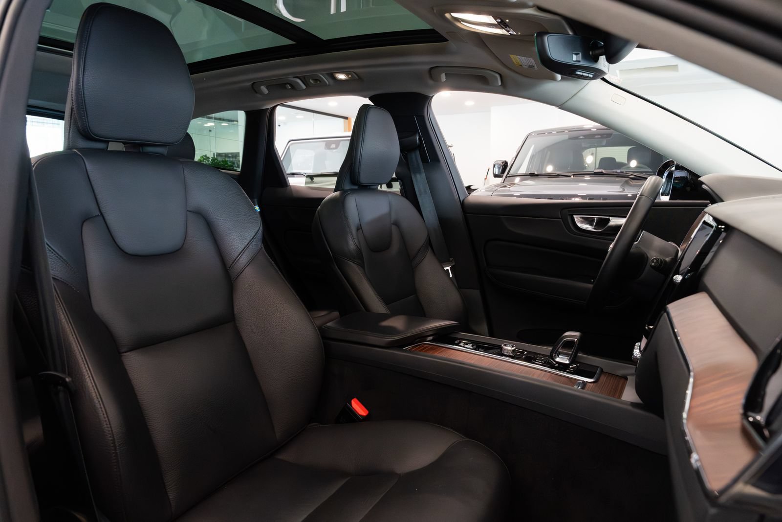 Used 2023 Volvo XC60 B5 Plus w/ Protection Package Premier AWD/4WD image 24