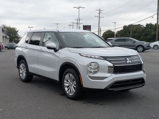 New 2025 Mitsubishi Outlander ES image 2
