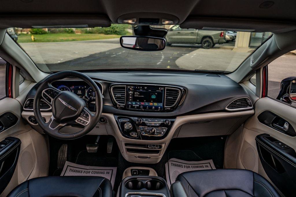 Used 2024 Chrysler Pacifica Touring-L FWD image 17