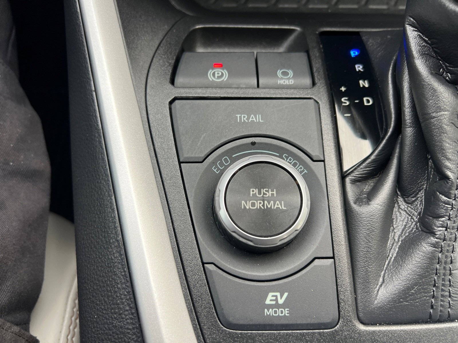 Used 2021 Toyota RAV4 XLE Premium image 24