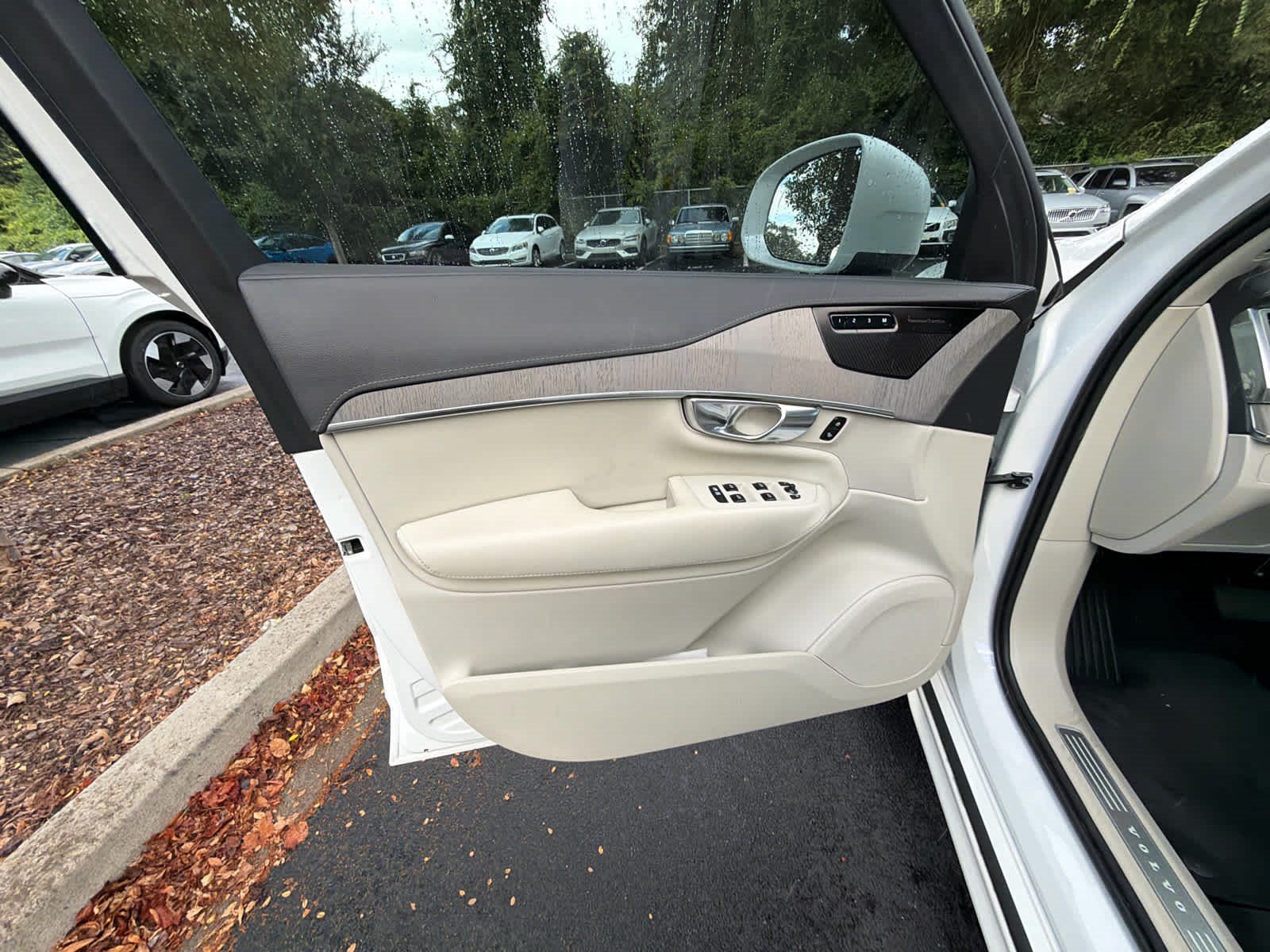 Certified 2025 Volvo XC90 T8 Ultra w/ Protection Package Premier AWD/4WD image 24