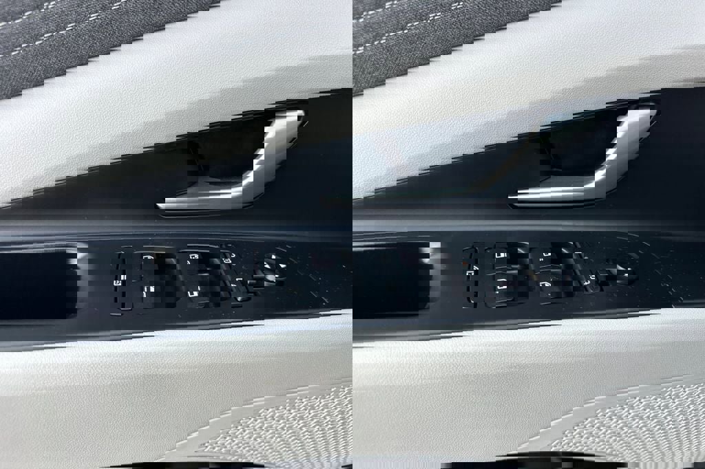 Used 2025 Hyundai Elantra Limited image 8