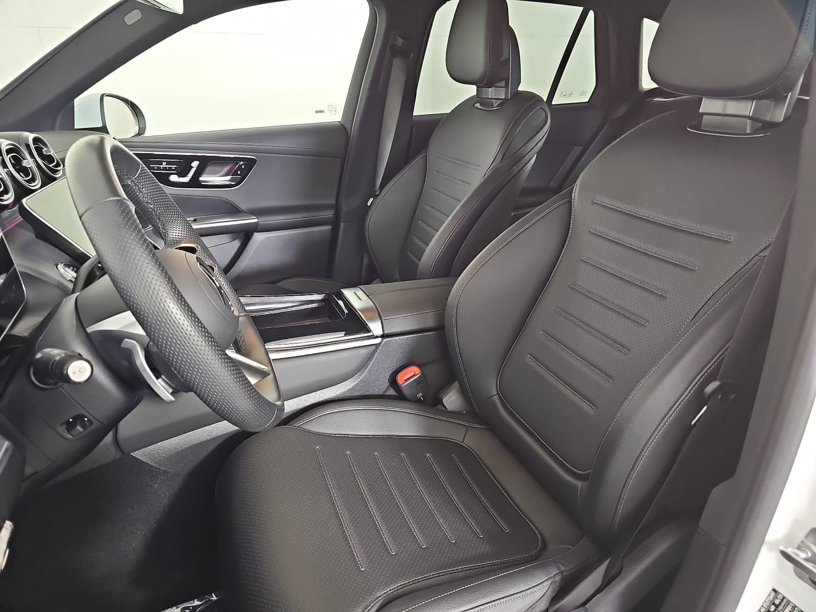 Used 2025 Mercedes-Benz GLC 350e 4MATIC w/ AMG Line image 15
