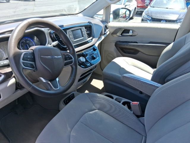 Used 2017 Chrysler Pacifica Touring FWD image 12