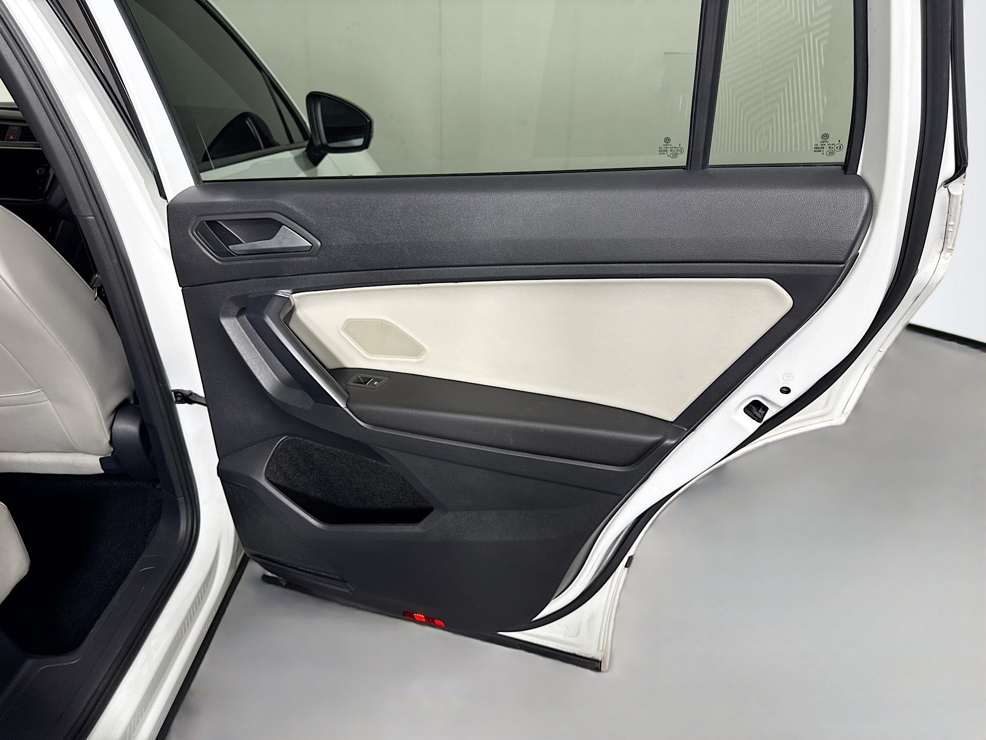 Used 2021 Volkswagen Tiguan SE R-Line FWD image 28