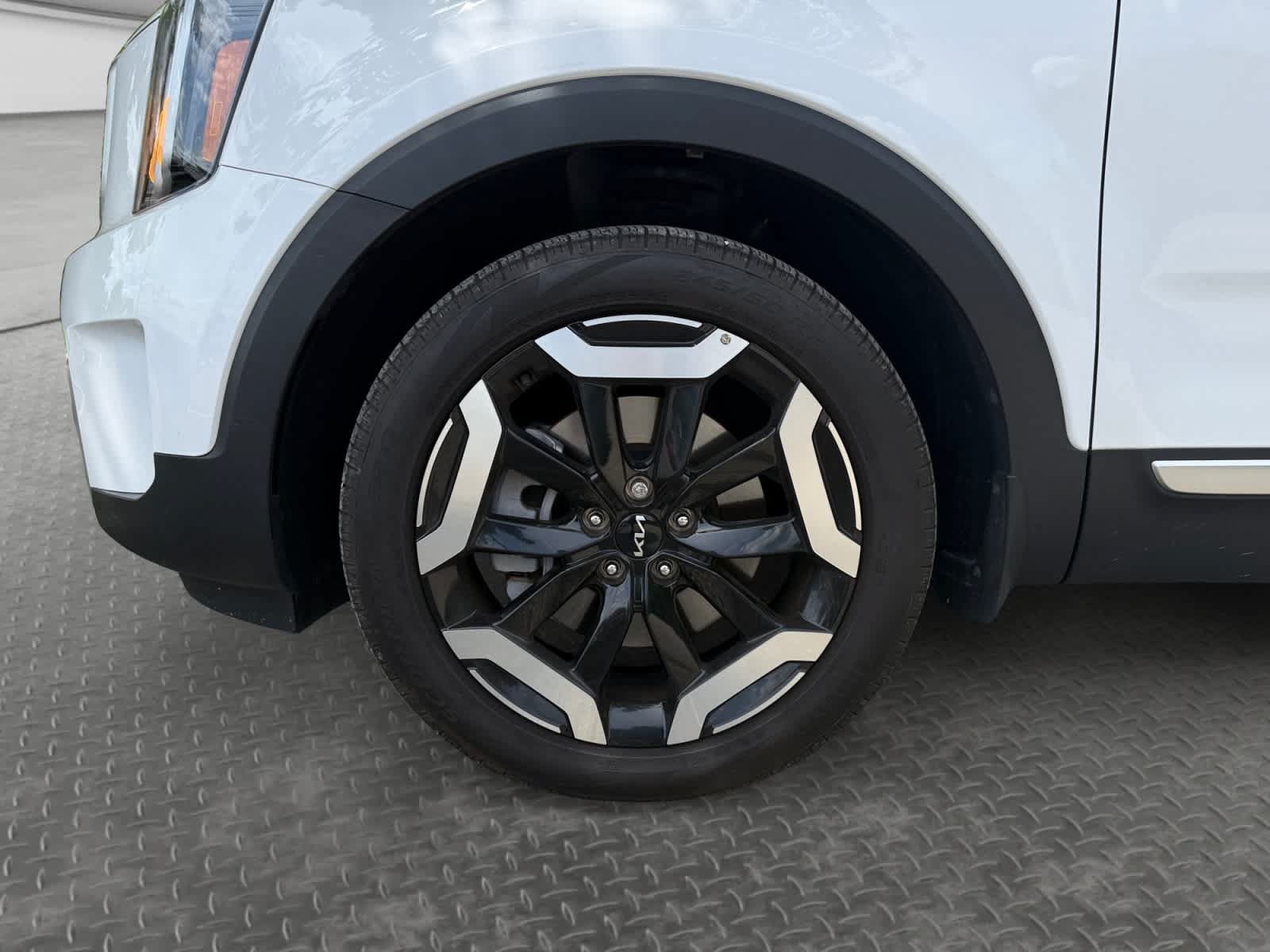 Used 2025 Kia Telluride EX FWD image 9