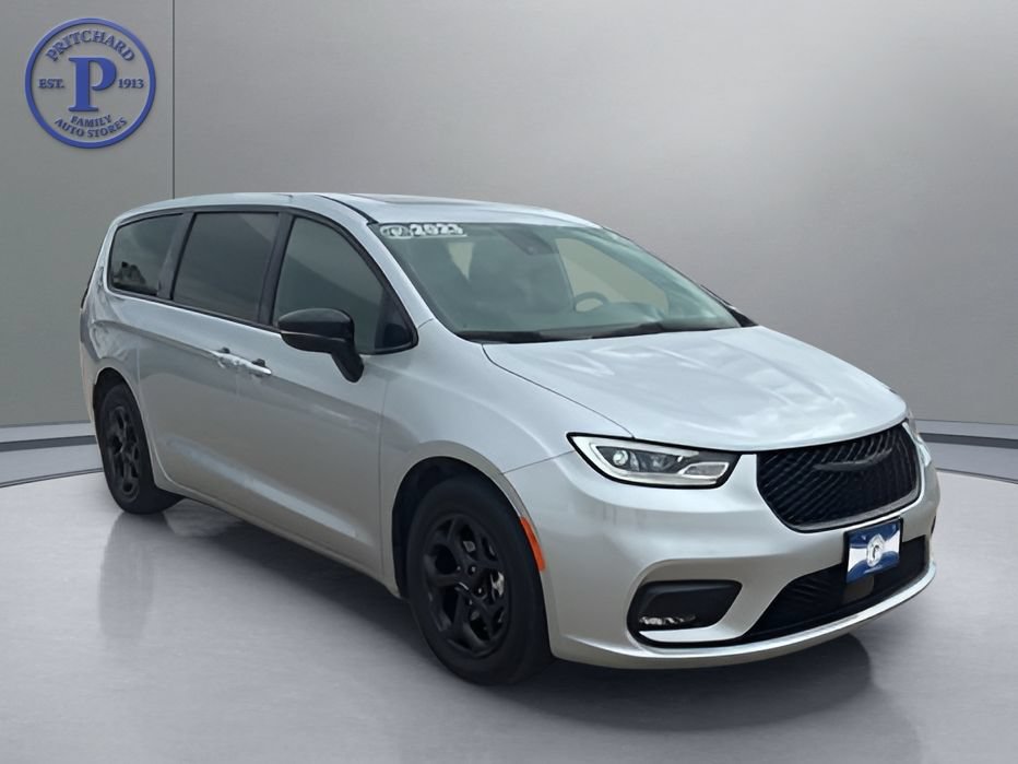 Used 2023 Chrysler Pacifica Limited w/ Uconnect Theater Family Group FWD video 1