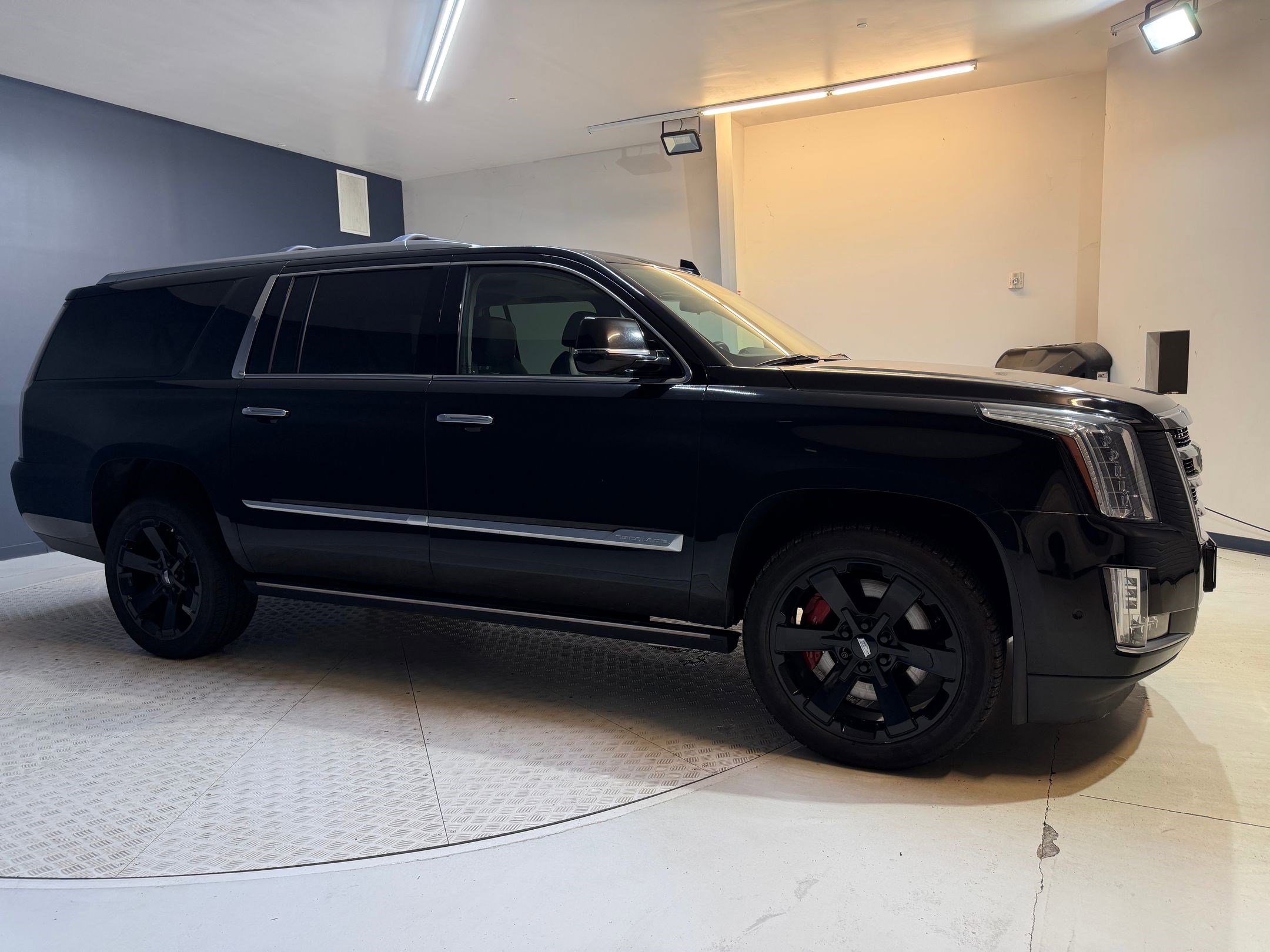 Used 2020 Cadillac Escalade ESV Premium Luxury AWD/4WD image 7