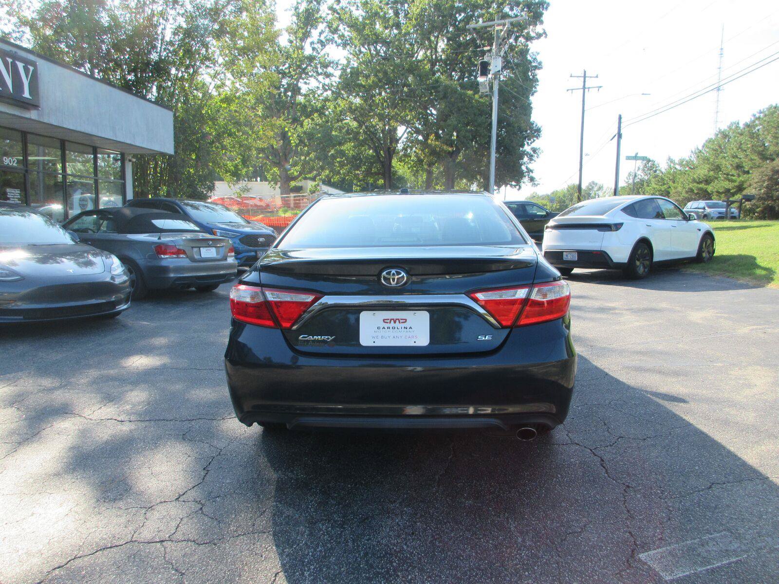 Used 2016 Toyota Camry SE w/ Moonroof Package FWD image 6
