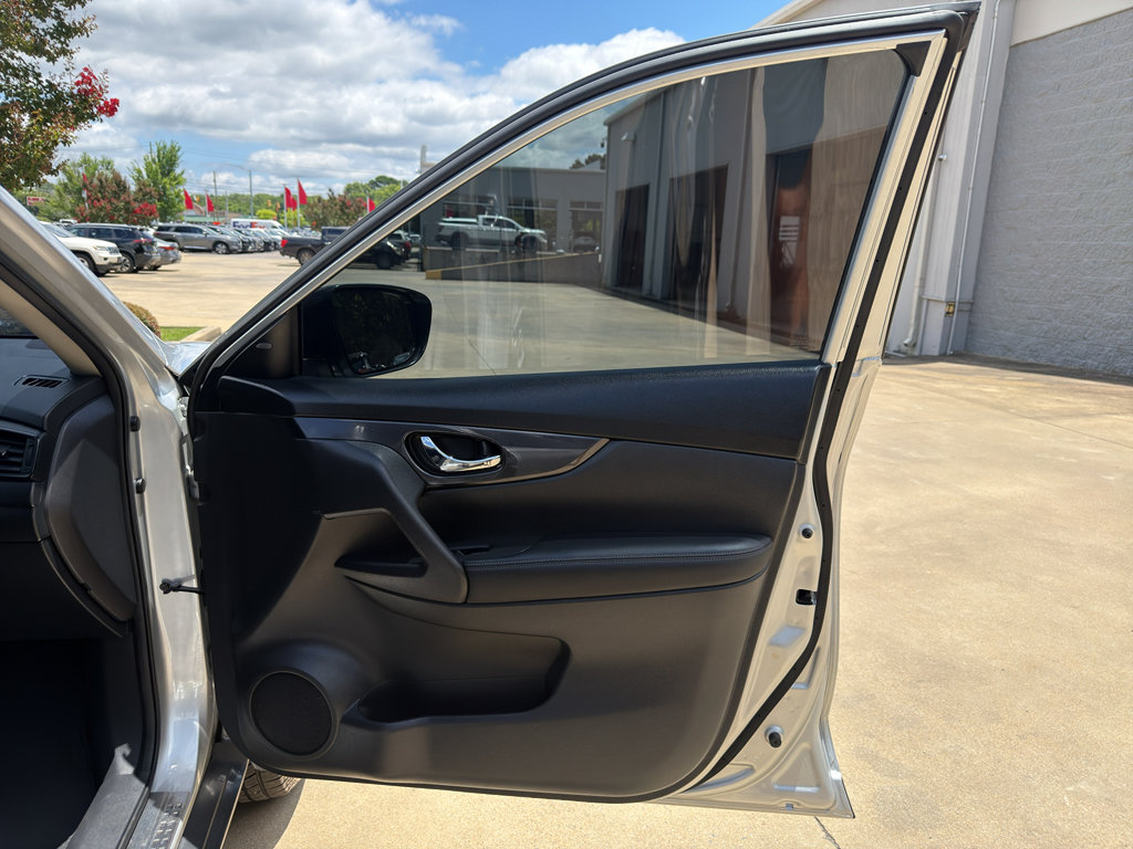 Used 2017 Nissan Rogue SV w/ SV Premium Package FWD image 19