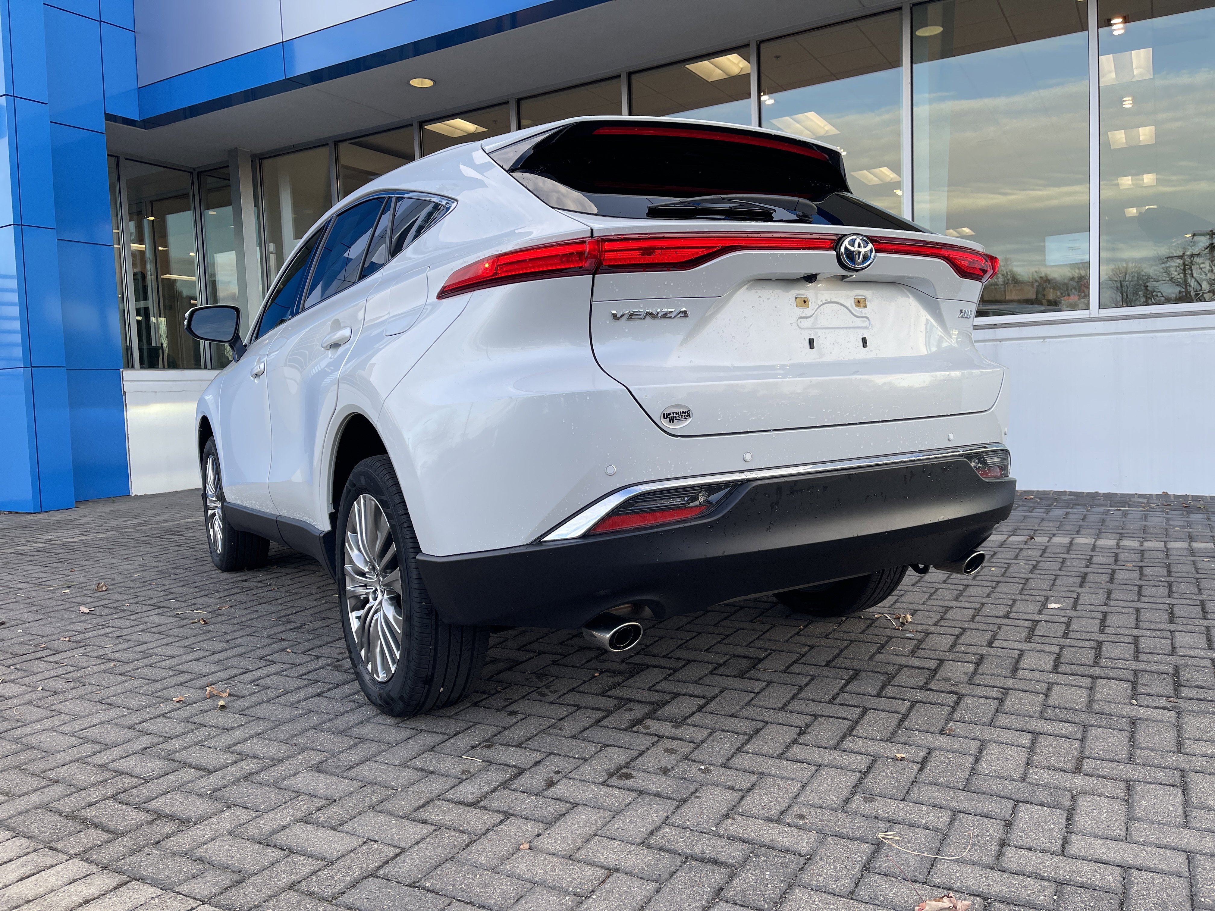 Used 2023 Toyota Venza XLE image 3