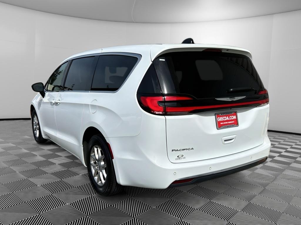 Used 2025 Chrysler Pacifica Select FWD image 6