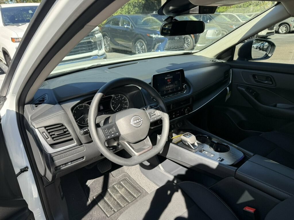 Used 2025 Nissan Rogue S FWD image 3