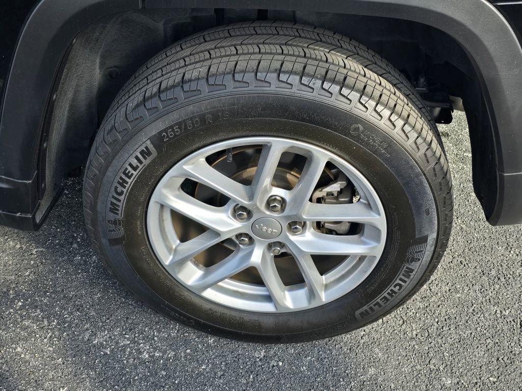 Used 2023 Jeep Grand Cherokee Laredo X image 6