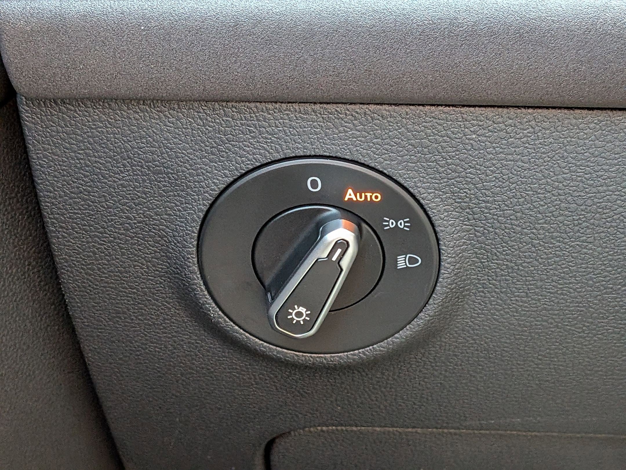 Used 2025 Volkswagen Taos SE image 17