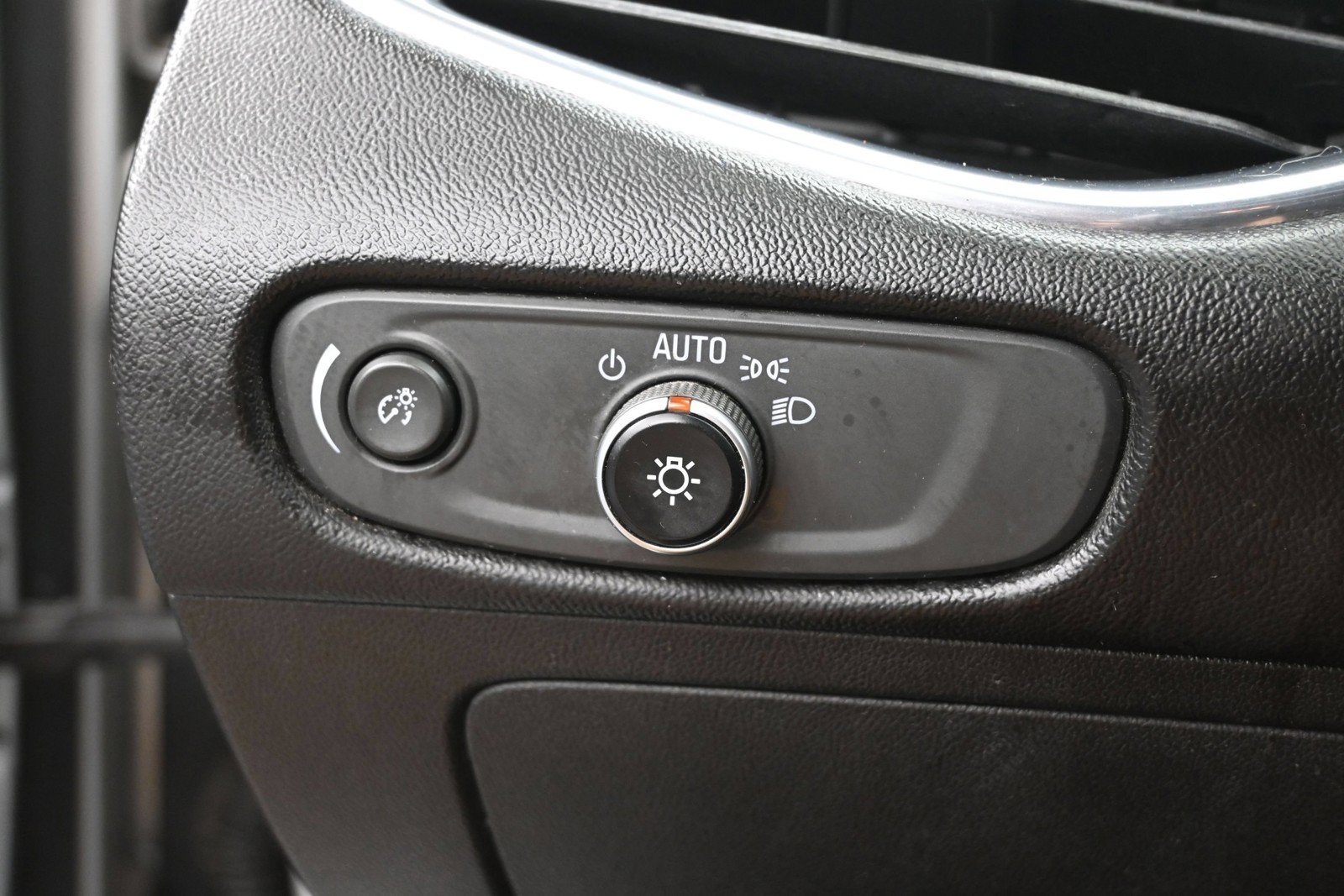 Used 2018 Chevrolet Malibu LT FWD image 12