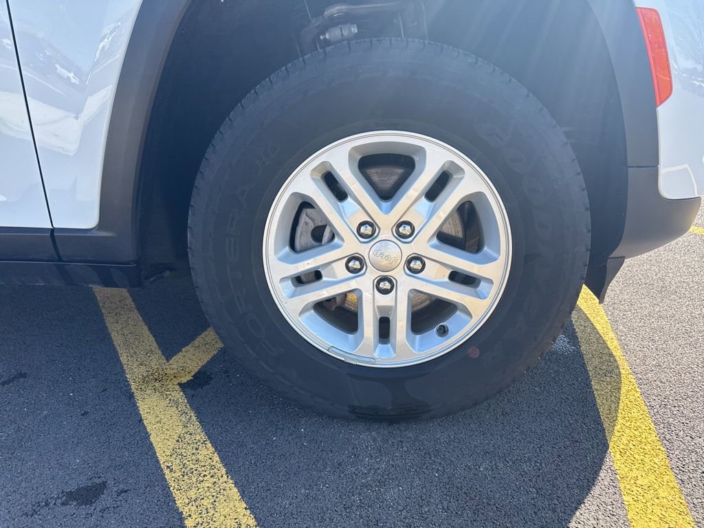 Used 2023 Jeep Grand Cherokee Laredo w/ Luxury Tech Group I image 13