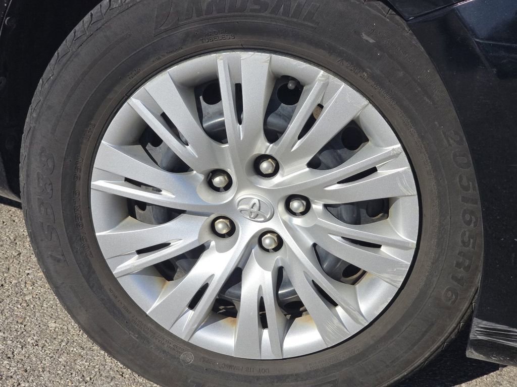 Used 2014 Toyota Camry LE image 7