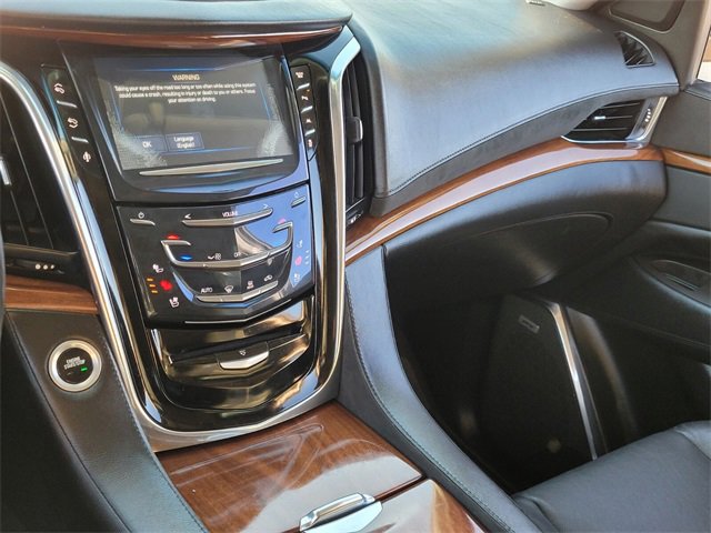 Used 2016 Cadillac Escalade ESV Luxury image 33