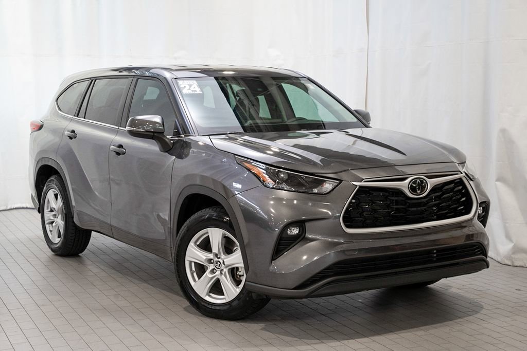 Used 2024 Toyota Highlander LE FWD image 1