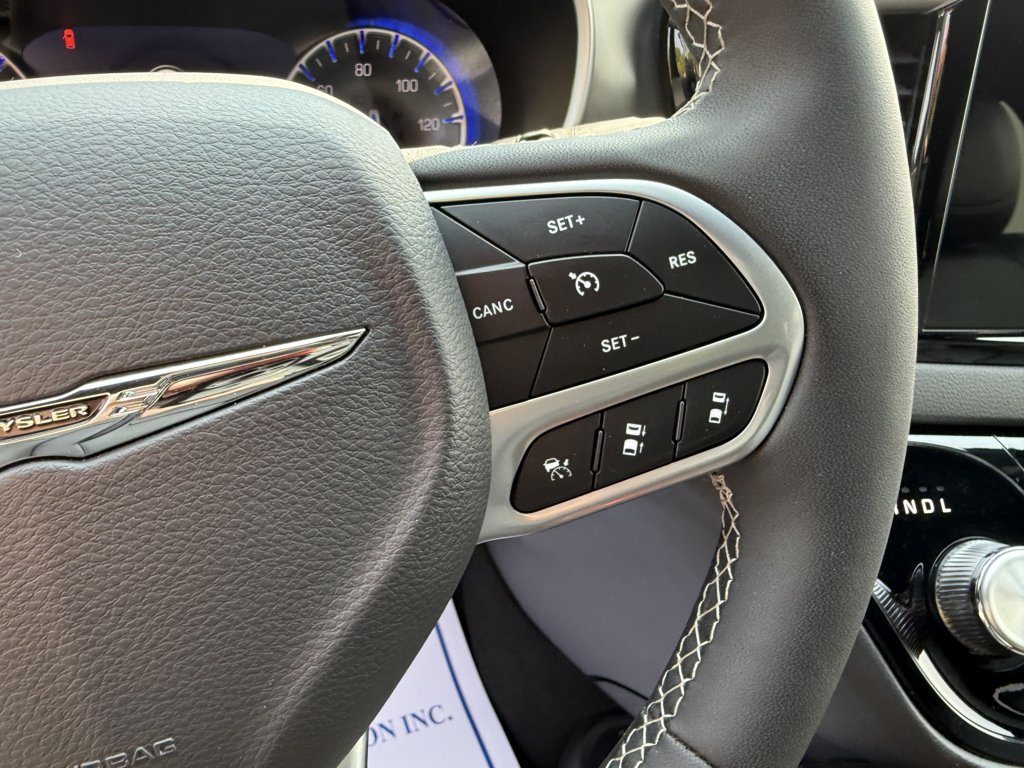Used 2026 Chrysler Pacifica Select FWD image 24