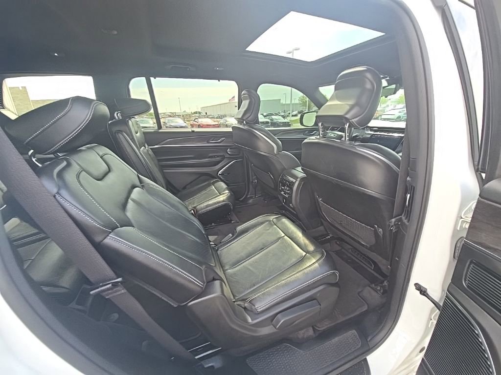Used 2022 Jeep Grand Cherokee L Overland w/ Luxury Tech Group IV AWD/4WD image 32