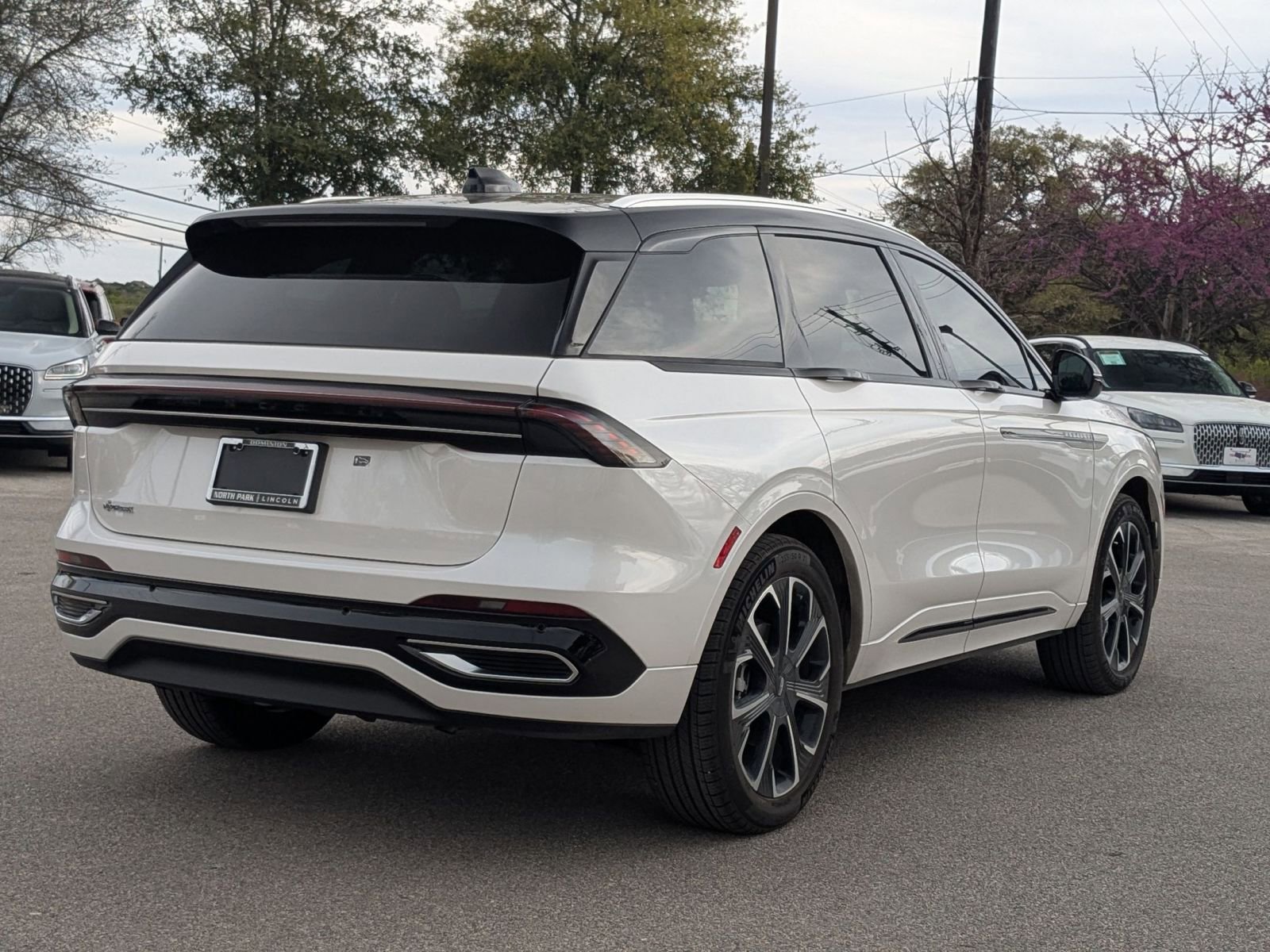 Used 2025 Lincoln Nautilus Reserve image 3