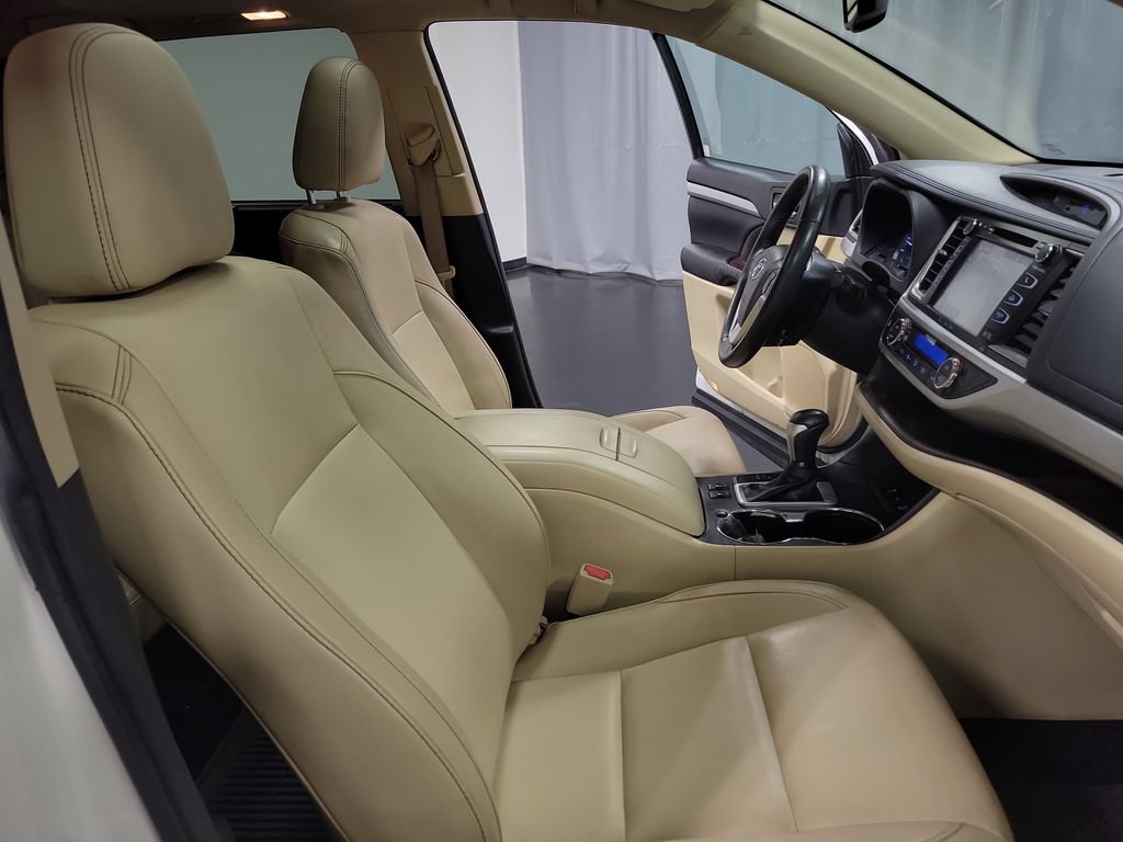 Used 2016 Toyota Highlander XLE AWD/4WD image 32