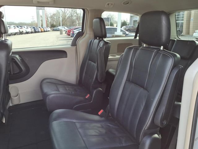 Used 2015 Chrysler Town & Country Touring image 6
