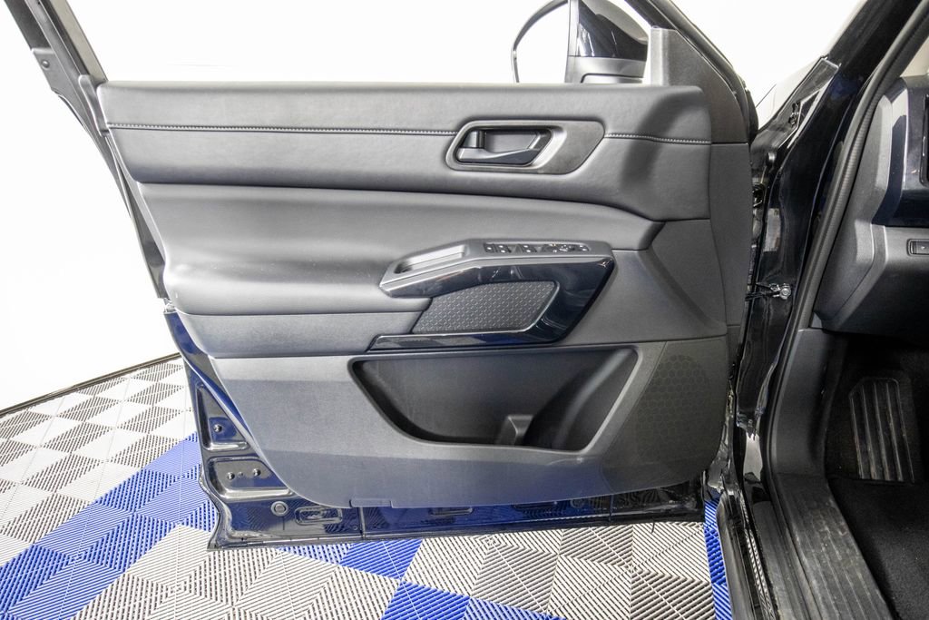 Used 2025 Nissan Pathfinder SV FWD image 14