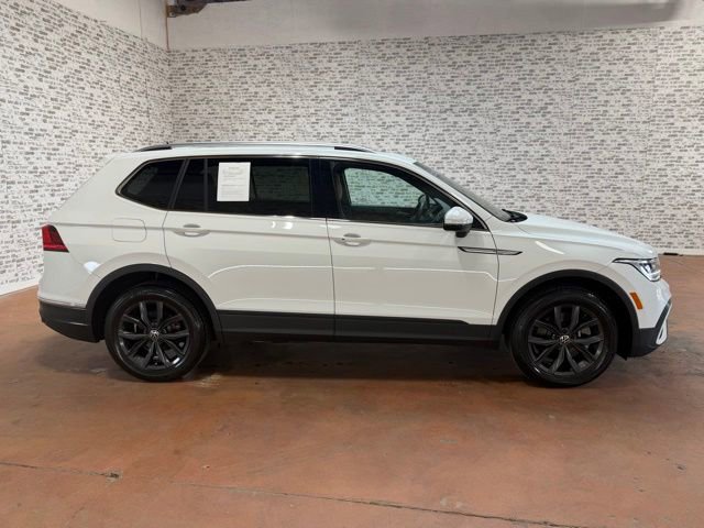 Used 2024 Volkswagen Tiguan SE w/ Panoramic Sunroof Package FWD image 6
